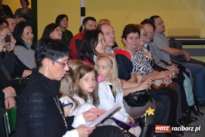 Zdjęcie w galerii na portalu naszraciborz.pl: Ebenezer Scrooge na zakończenie Jarmarku Bożonarodzeniowego w rudzkim ZSO  wiadomości z regionu