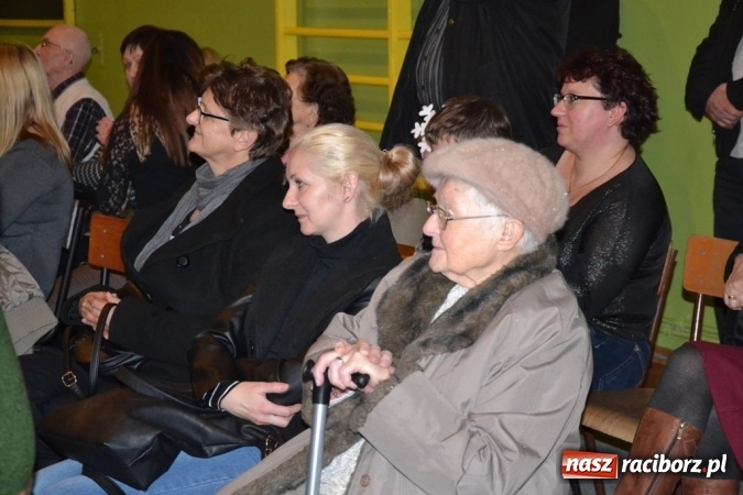 Zdjęcie w galerii na portalu naszraciborz.pl: Ebenezer Scrooge na zakończenie Jarmarku Bożonarodzeniowego w rudzkim ZSO  wiadomości z regionu