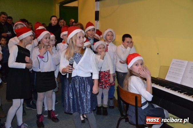 Zdjęcie w galerii na portalu naszraciborz.pl: Ebenezer Scrooge na zakończenie Jarmarku Bożonarodzeniowego w rudzkim ZSO  wiadomości z regionu