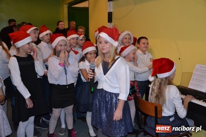 Zdjęcie w galerii na portalu naszraciborz.pl: Ebenezer Scrooge na zakończenie Jarmarku Bożonarodzeniowego w rudzkim ZSO  wiadomości z regionu