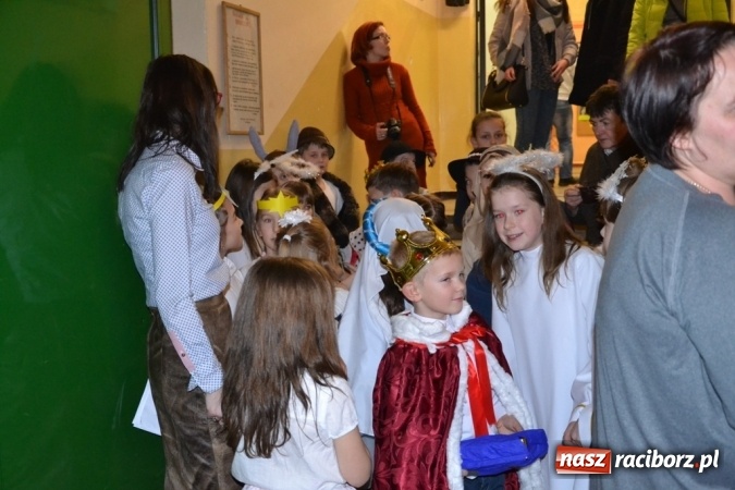 Zdjęcie w galerii na portalu naszraciborz.pl: Ebenezer Scrooge na zakończenie Jarmarku Bożonarodzeniowego w rudzkim ZSO  wiadomości z regionu