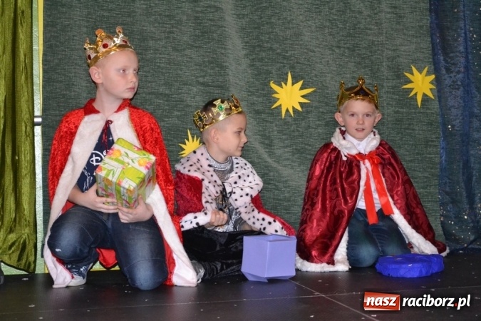 Zdjęcie w galerii na portalu naszraciborz.pl: Ebenezer Scrooge na zakończenie Jarmarku Bożonarodzeniowego w rudzkim ZSO  wiadomości z regionu