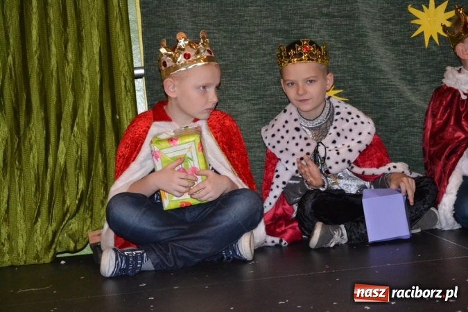 Zdjęcie w galerii na portalu naszraciborz.pl: Ebenezer Scrooge na zakończenie Jarmarku Bożonarodzeniowego w rudzkim ZSO  wiadomości z regionu