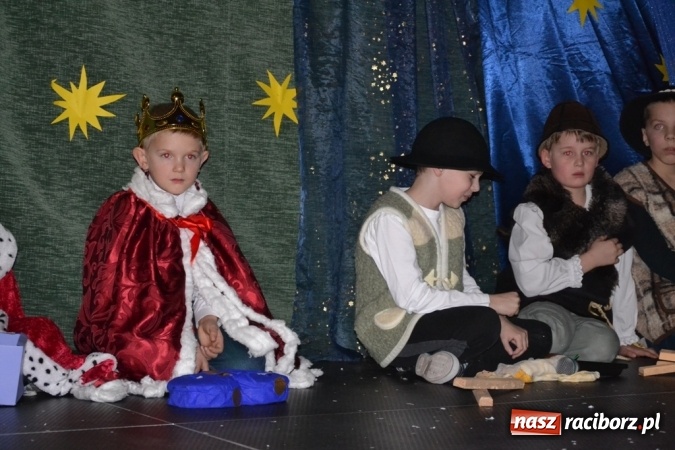 Zdjęcie w galerii na portalu naszraciborz.pl: Ebenezer Scrooge na zakończenie Jarmarku Bożonarodzeniowego w rudzkim ZSO  wiadomości z regionu