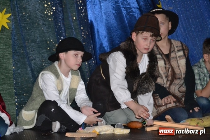 Zdjęcie w galerii na portalu naszraciborz.pl: Ebenezer Scrooge na zakończenie Jarmarku Bożonarodzeniowego w rudzkim ZSO  wiadomości z regionu