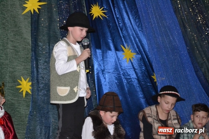 Zdjęcie w galerii na portalu naszraciborz.pl: Ebenezer Scrooge na zakończenie Jarmarku Bożonarodzeniowego w rudzkim ZSO  wiadomości z regionu