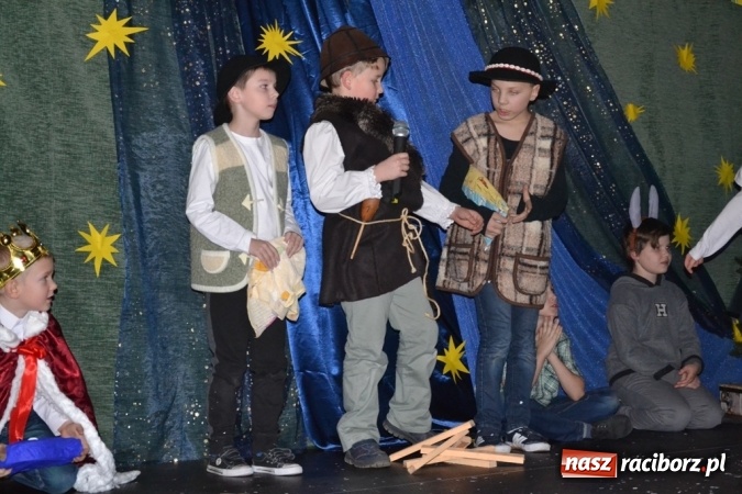 Zdjęcie w galerii na portalu naszraciborz.pl: Ebenezer Scrooge na zakończenie Jarmarku Bożonarodzeniowego w rudzkim ZSO  wiadomości z regionu