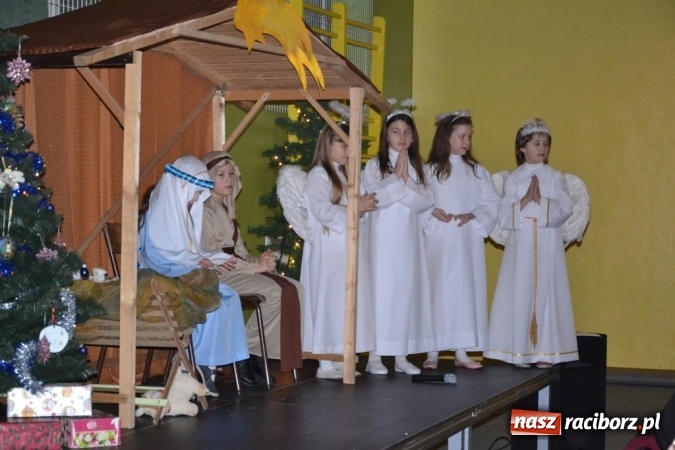 Zdjęcie w galerii na portalu naszraciborz.pl: Ebenezer Scrooge na zakończenie Jarmarku Bożonarodzeniowego w rudzkim ZSO  wiadomości z regionu