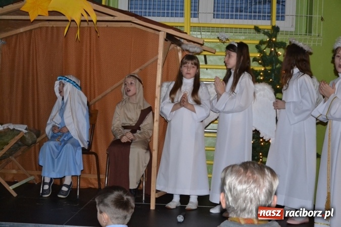 Zdjęcie w galerii na portalu naszraciborz.pl: Ebenezer Scrooge na zakończenie Jarmarku Bożonarodzeniowego w rudzkim ZSO  wiadomości z regionu