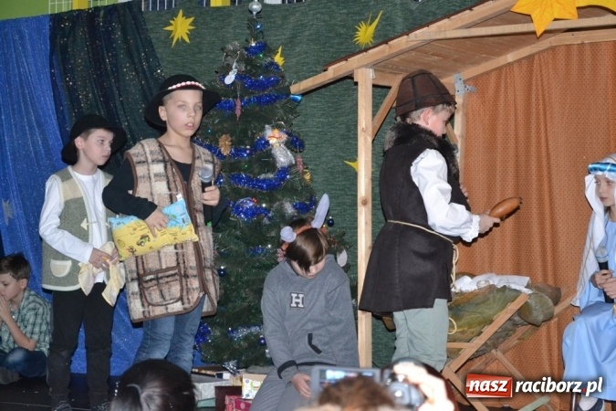 Zdjęcie w galerii na portalu naszraciborz.pl: Ebenezer Scrooge na zakończenie Jarmarku Bożonarodzeniowego w rudzkim ZSO  wiadomości z regionu