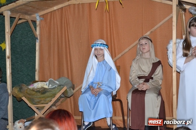 Zdjęcie w galerii na portalu naszraciborz.pl: Ebenezer Scrooge na zakończenie Jarmarku Bożonarodzeniowego w rudzkim ZSO  wiadomości z regionu