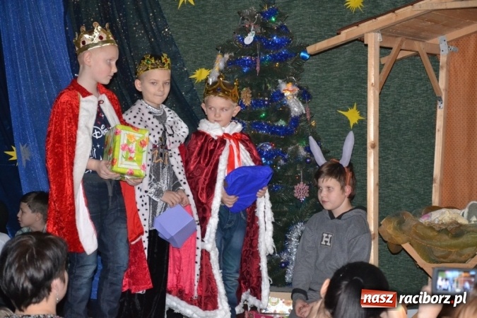 Zdjęcie w galerii na portalu naszraciborz.pl: Ebenezer Scrooge na zakończenie Jarmarku Bożonarodzeniowego w rudzkim ZSO  wiadomości z regionu