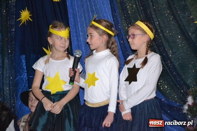 Zdjęcie w galerii na portalu naszraciborz.pl: Ebenezer Scrooge na zakończenie Jarmarku Bożonarodzeniowego w rudzkim ZSO  wiadomości z regionu