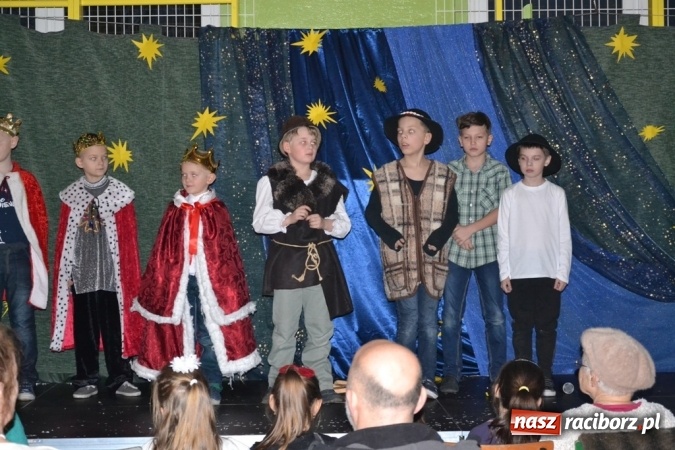 Zdjęcie w galerii na portalu naszraciborz.pl: Ebenezer Scrooge na zakończenie Jarmarku Bożonarodzeniowego w rudzkim ZSO  wiadomości z regionu