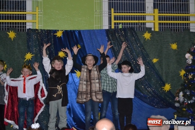 Zdjęcie w galerii na portalu naszraciborz.pl: Ebenezer Scrooge na zakończenie Jarmarku Bożonarodzeniowego w rudzkim ZSO  wiadomości z regionu