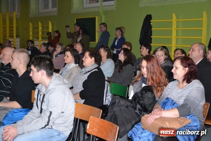 Zdjęcie w galerii na portalu naszraciborz.pl: Ebenezer Scrooge na zakończenie Jarmarku Bożonarodzeniowego w rudzkim ZSO  wiadomości z regionu