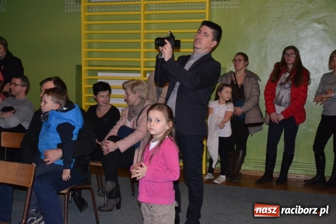 Zdjęcie w galerii na portalu naszraciborz.pl: Ebenezer Scrooge na zakończenie Jarmarku Bożonarodzeniowego w rudzkim ZSO  wiadomości z regionu