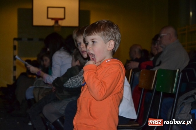 Zdjęcie w galerii na portalu naszraciborz.pl: Ebenezer Scrooge na zakończenie Jarmarku Bożonarodzeniowego w rudzkim ZSO  wiadomości z regionu