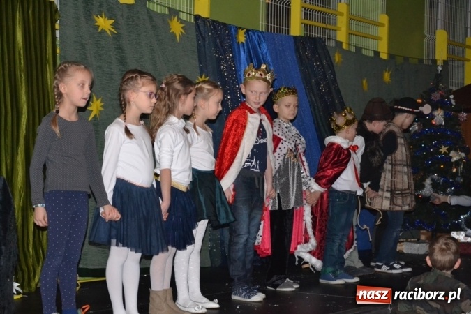 Zdjęcie w galerii na portalu naszraciborz.pl: Ebenezer Scrooge na zakończenie Jarmarku Bożonarodzeniowego w rudzkim ZSO  wiadomości z regionu