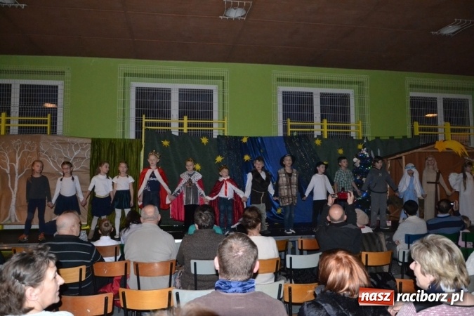 Zdjęcie w galerii na portalu naszraciborz.pl: Ebenezer Scrooge na zakończenie Jarmarku Bożonarodzeniowego w rudzkim ZSO  wiadomości z regionu