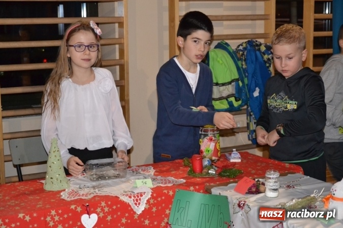 Zdjęcie w galerii na portalu naszraciborz.pl: Ebenezer Scrooge na zakończenie Jarmarku Bożonarodzeniowego w rudzkim ZSO  wiadomości z regionu