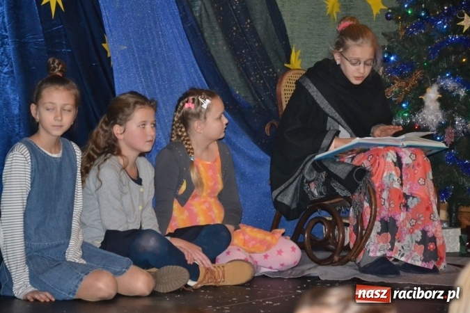 Zdjęcie w galerii na portalu naszraciborz.pl: Ebenezer Scrooge na zakończenie Jarmarku Bożonarodzeniowego w rudzkim ZSO  wiadomości z regionu