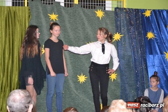 Zdjęcie w galerii na portalu naszraciborz.pl: Ebenezer Scrooge na zakończenie Jarmarku Bożonarodzeniowego w rudzkim ZSO  wiadomości z regionu