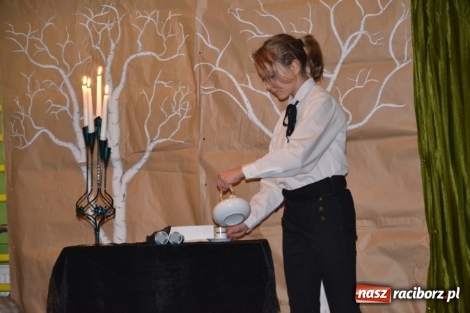 Zdjęcie w galerii na portalu naszraciborz.pl: Ebenezer Scrooge na zakończenie Jarmarku Bożonarodzeniowego w rudzkim ZSO  wiadomości z regionu