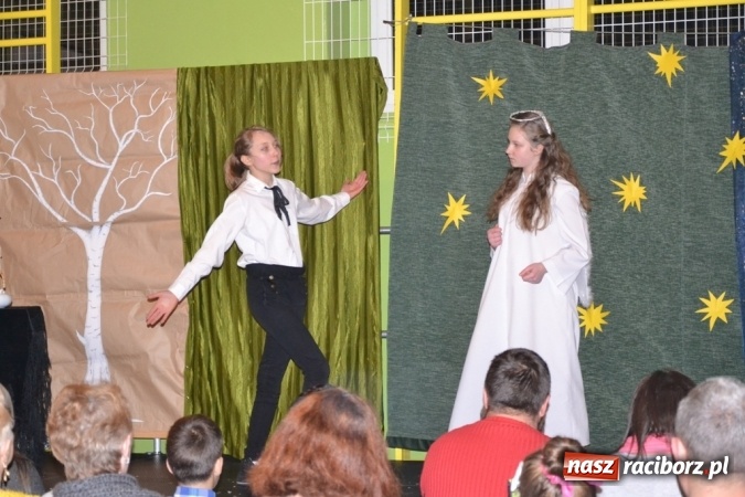 Zdjęcie w galerii na portalu naszraciborz.pl: Ebenezer Scrooge na zakończenie Jarmarku Bożonarodzeniowego w rudzkim ZSO  wiadomości z regionu