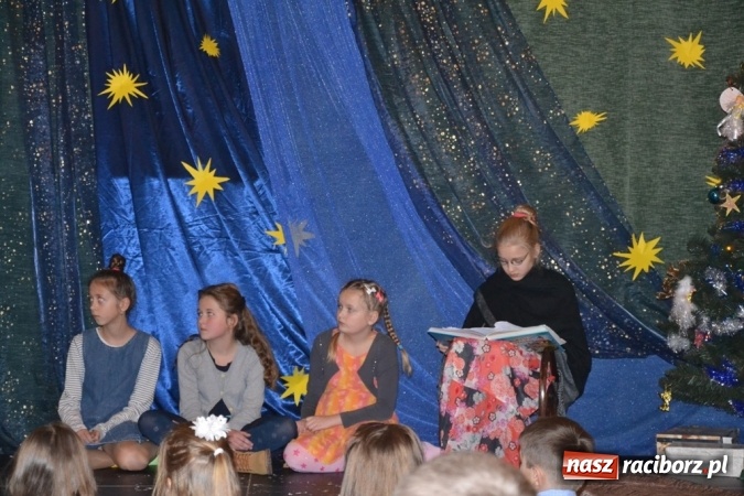 Zdjęcie w galerii na portalu naszraciborz.pl: Ebenezer Scrooge na zakończenie Jarmarku Bożonarodzeniowego w rudzkim ZSO  wiadomości z regionu