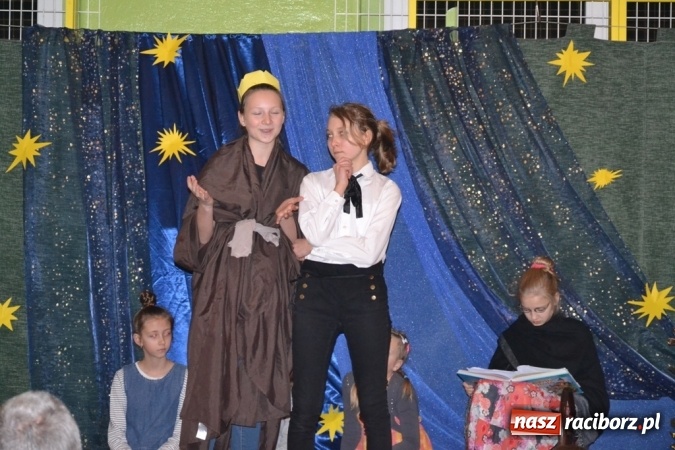 Zdjęcie w galerii na portalu naszraciborz.pl: Ebenezer Scrooge na zakończenie Jarmarku Bożonarodzeniowego w rudzkim ZSO  wiadomości z regionu