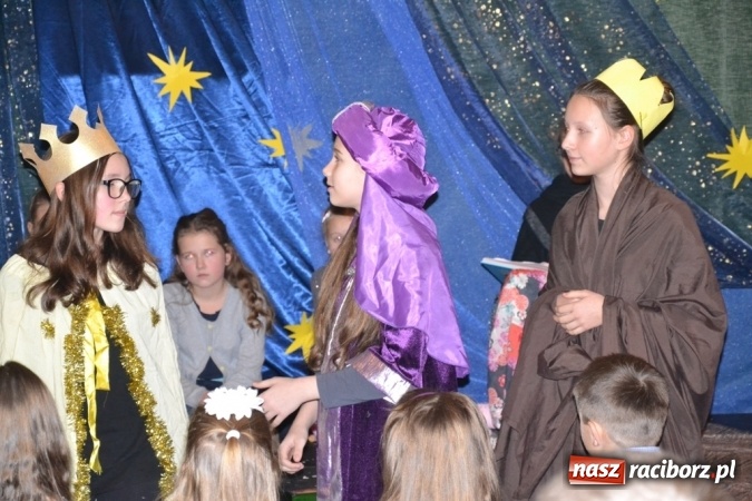 Zdjęcie w galerii na portalu naszraciborz.pl: Ebenezer Scrooge na zakończenie Jarmarku Bożonarodzeniowego w rudzkim ZSO  wiadomości z regionu