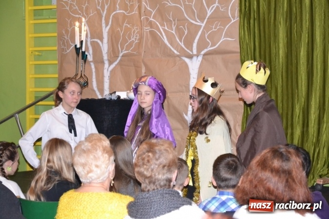 Zdjęcie w galerii na portalu naszraciborz.pl: Ebenezer Scrooge na zakończenie Jarmarku Bożonarodzeniowego w rudzkim ZSO  wiadomości z regionu