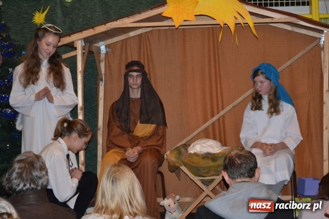 Zdjęcie w galerii na portalu naszraciborz.pl: Ebenezer Scrooge na zakończenie Jarmarku Bożonarodzeniowego w rudzkim ZSO  wiadomości z regionu