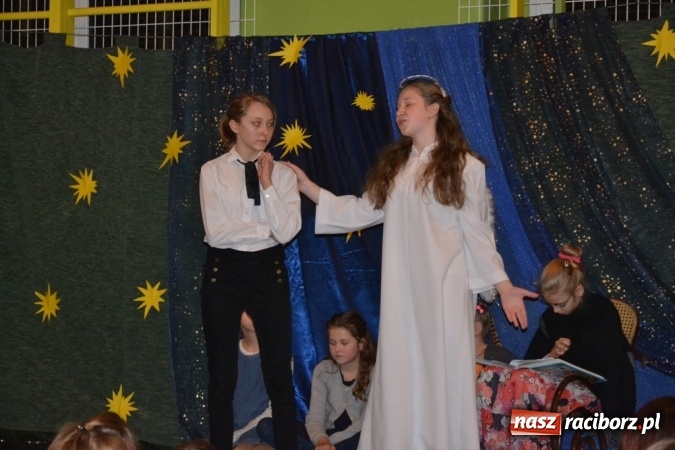 Zdjęcie w galerii na portalu naszraciborz.pl: Ebenezer Scrooge na zakończenie Jarmarku Bożonarodzeniowego w rudzkim ZSO  wiadomości z regionu