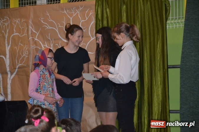 Zdjęcie w galerii na portalu naszraciborz.pl: Ebenezer Scrooge na zakończenie Jarmarku Bożonarodzeniowego w rudzkim ZSO  wiadomości z regionu