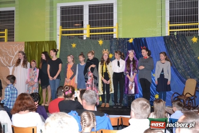 Zdjęcie w galerii na portalu naszraciborz.pl: Ebenezer Scrooge na zakończenie Jarmarku Bożonarodzeniowego w rudzkim ZSO  wiadomości z regionu