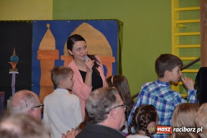 Zdjęcie w galerii na portalu naszraciborz.pl: Ebenezer Scrooge na zakończenie Jarmarku Bożonarodzeniowego w rudzkim ZSO  wiadomości z regionu