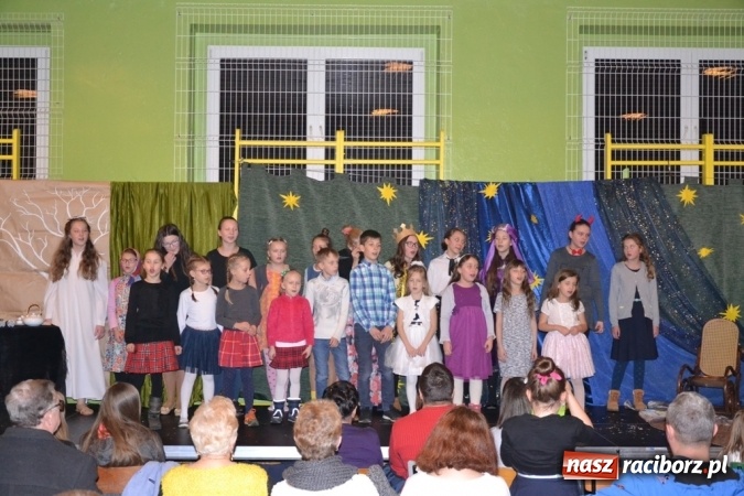 Zdjęcie w galerii na portalu naszraciborz.pl: Ebenezer Scrooge na zakończenie Jarmarku Bożonarodzeniowego w rudzkim ZSO  wiadomości z regionu
