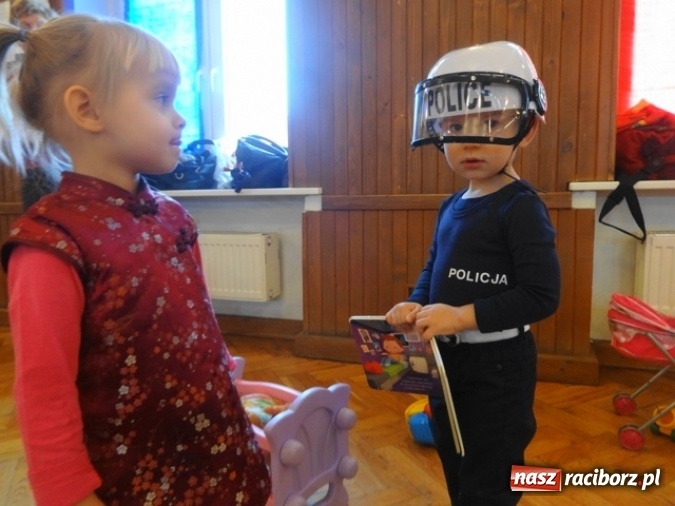 Zdjęcie w galerii na portalu naszraciborz.pl: Fikusie czekają na święta  wiadomości z regionu