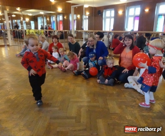 Zdjęcie w galerii na portalu naszraciborz.pl: Fikusie czekają na święta  wiadomości z regionu