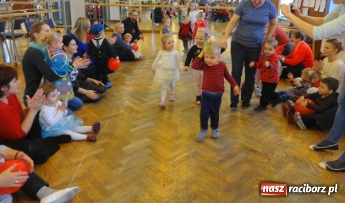 Zdjęcie w galerii na portalu naszraciborz.pl: Fikusie czekają na święta  wiadomości z regionu