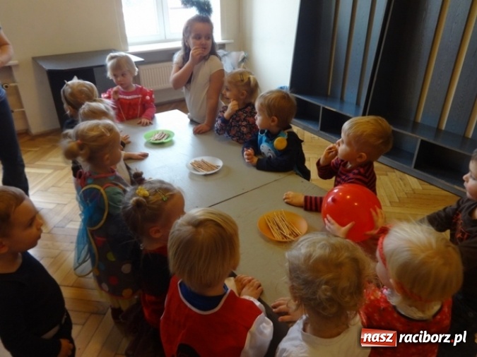 Zdjęcie w galerii na portalu naszraciborz.pl: Fikusie czekają na święta  wiadomości z regionu