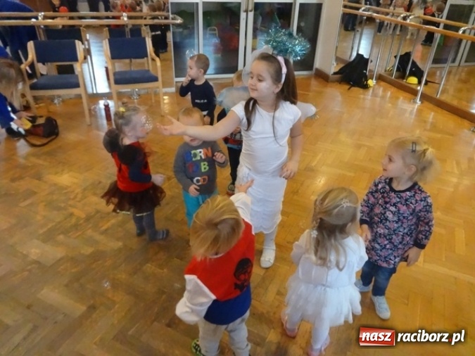 Zdjęcie w galerii na portalu naszraciborz.pl: Fikusie czekają na święta  wiadomości z regionu