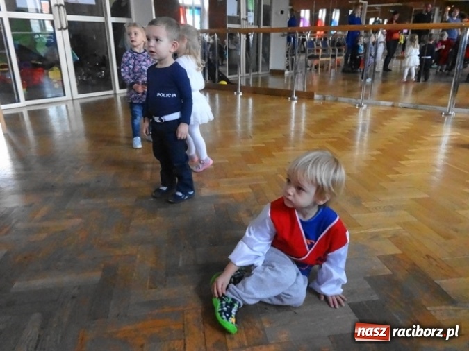 Zdjęcie w galerii na portalu naszraciborz.pl: Fikusie czekają na święta  wiadomości z regionu
