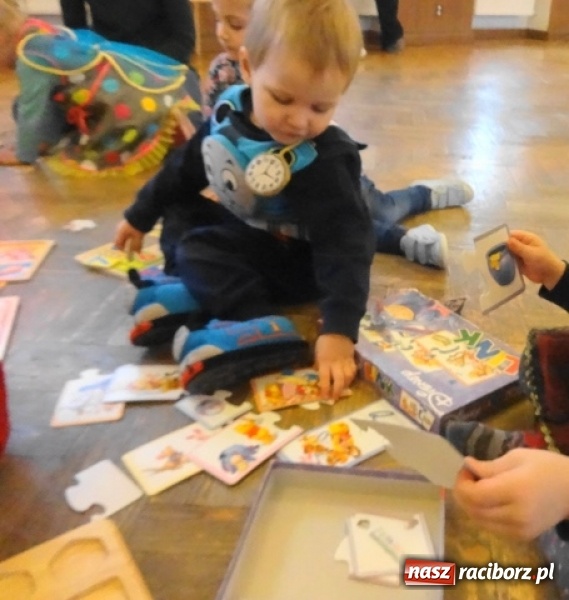 Zdjęcie w galerii na portalu naszraciborz.pl: Fikusie czekają na święta  wiadomości z regionu