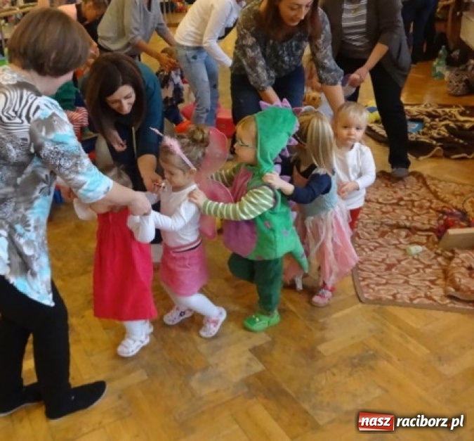 Zdjęcie w galerii na portalu naszraciborz.pl: Fikusie czekają na święta  wiadomości z regionu