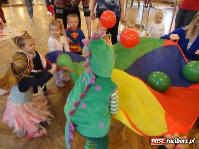 Zdjęcie w galerii na portalu naszraciborz.pl: Fikusie czekają na święta  wiadomości z regionu