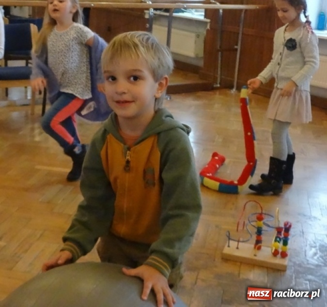 Zdjęcie w galerii na portalu naszraciborz.pl: Fikusie czekają na święta  wiadomości z regionu