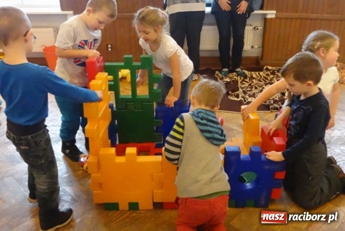 Zdjęcie w galerii na portalu naszraciborz.pl: Fikusie czekają na święta  wiadomości z regionu